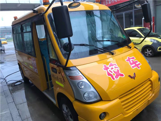 五菱二手小學(xué)生校車(chē)